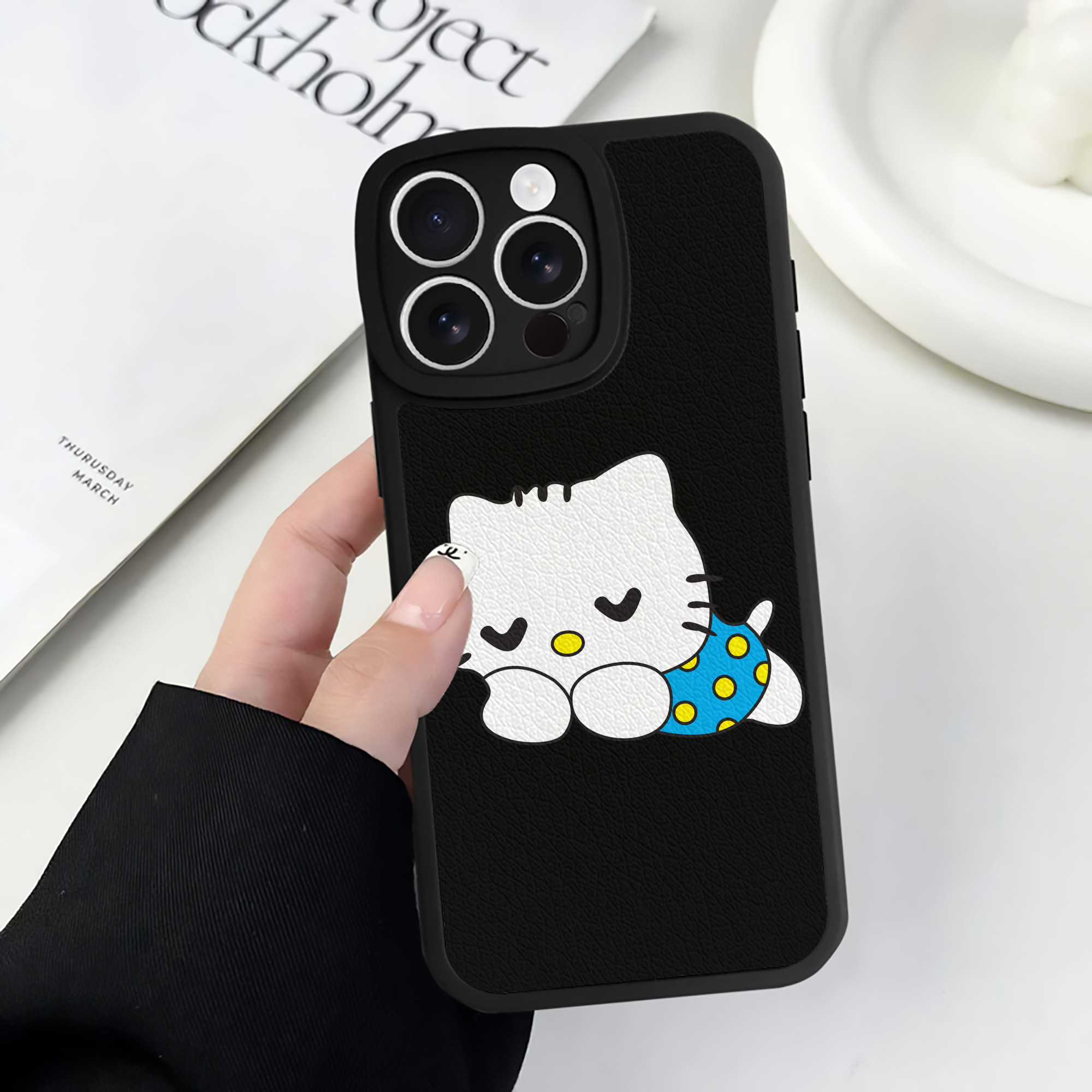 （画像用） Hello Kitty ハローキティ 【iPhone 16シリーズ対応】シリコンスマホケース（レザー調） 材質：シリコン